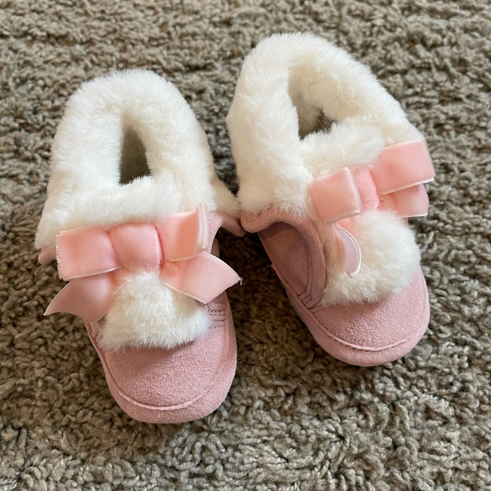 Robeez 0-6 months booties. NWOT